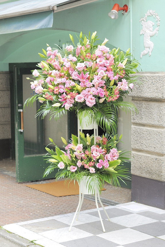 可愛らしさや派手さを演出するピンク系で統一したスタンド花二段タイプです。